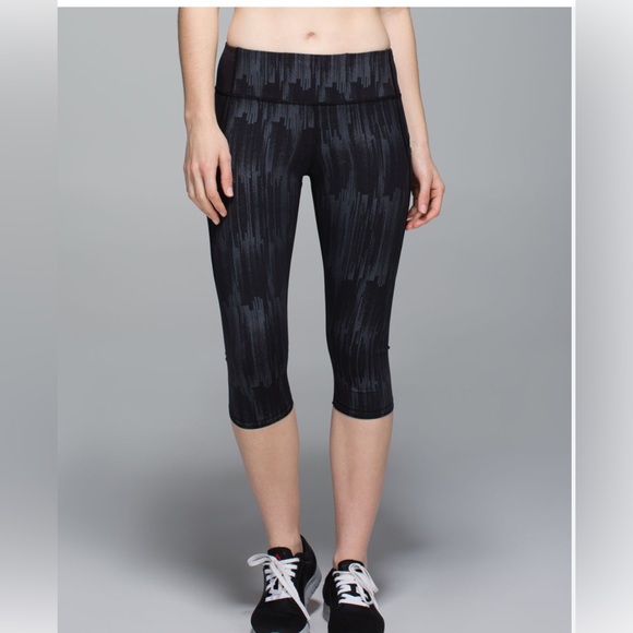 Lululemon Run: Top Speed Crop Size 6 - Picture 3 of 7